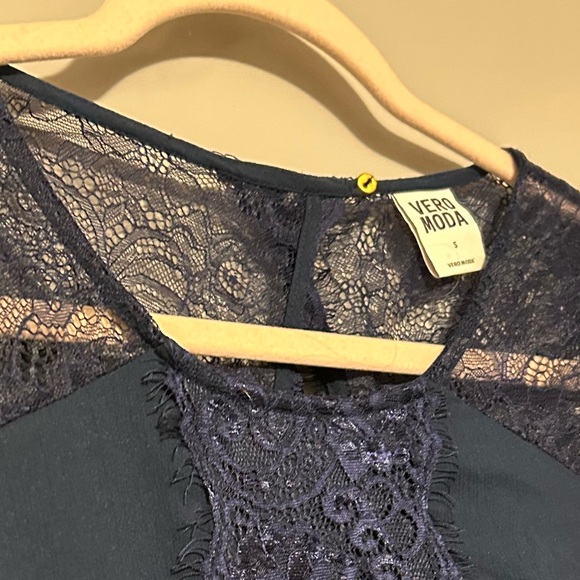 Lace open back dress - Picture 6 of 8